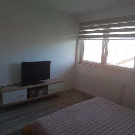 דירה Apartman Ejna *
