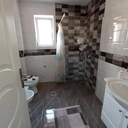 Apartman Ejna דירה *